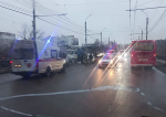 Грузовик закупорил Московскую улицу, устроив массовое ДТП на путепроводе