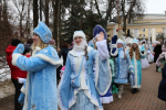В калужском Парке культуры и отдыха собралось больше 80-ти Снегурочек
