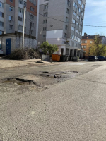 В Калуге на Пролетарской улице ямы на дорогах превращаются в озёра