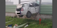 В Калуге «Рено» повис на шумозащитном экране после столкновения с автобусом - Калужский перекрёсток