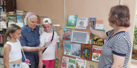 Беседа у выставки «Читаем всей семьей» - ЦБС города Калуги