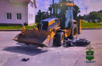 В Калужской области мужчина на мопеде врезался в экскаватор