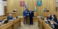 Депутатам восьмого созыва вручили удостоверения - Законодательное Собрание