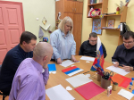 В Калужском Центре социального обслуживания «Забота» прошел патриотический мастер-класс для людей с инвалидностью