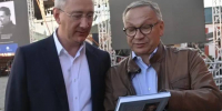 Шапша поздравил Игоря Угольникова с получением ордена Почёта - Знамя