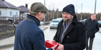 Владислав Шапша вручил калужским заводчанам ключи от домов - Знамя
