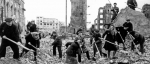 После Победы: в Вашингтоне американцев награждают советскими орденами, а в Калуге показывают кукольные спектакли