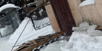 В Калуге у жилого дома на улице Академика Королёва отвалился козырёк - Калужский перекрёсток