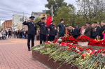 В Калуге врио руководителя регионального управления Росгвардии Дмитрий Дандин принял участие в церемонии возложения цветов к мемориалу Вечный огонь