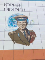 Фасад школы в Балабанове украсили муралы с Гагариным и пионером-героем