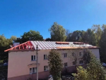 В Калуге ремонтируют крышу многоквартирного дома